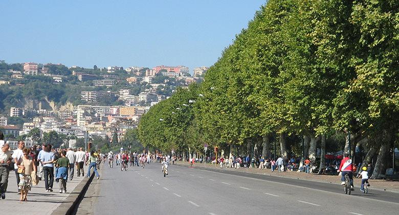 Der Lungomare Caracciolo in Neapel