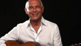 Recital de Tiziana Rivale e Mario Maglione no palco do Teatro Troisi em Nápoles