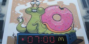 那不勒斯，马蒂里广场上的壁画：麦当劳和不存在的早餐！
