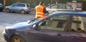 Parcheggiatore abusivo cinese a Napoli: "Paga o ti prendo a sassate"