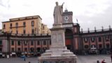 Esame di lingua napoletana a Piazza Dante