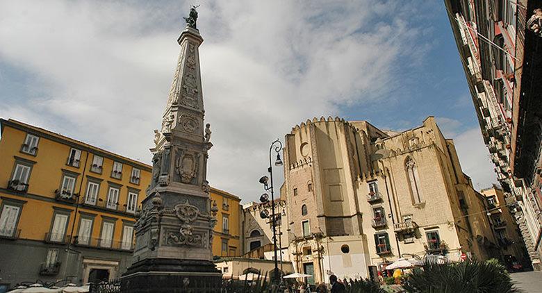 Piazza San Domenico Maggiore在那不勒斯