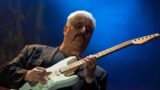 Flash mob per Pino Daniele a Napoli per celebrare i suoi 60 anni