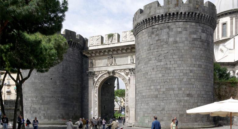 Porta Capuana en Nápoles