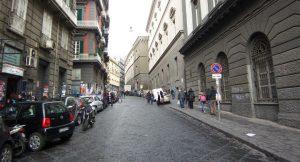 Via Mezzocannone en Nápoles