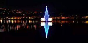 Bacoli, ein schwimmender Weihnachtsbaum, erhellt den Miseno-See