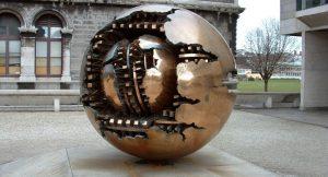 Arnaldo Pomodoro auf dem Display in Sorrent in der Villa Fiorentino