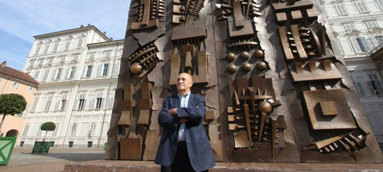 El escultor Arnaldo Pomodoro en show en Sorrento