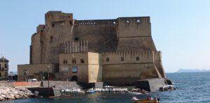 Warner Bros in Castel dell'Ovo: die ersten Klappen einer internationalen Spionagegeschichte in Neapel