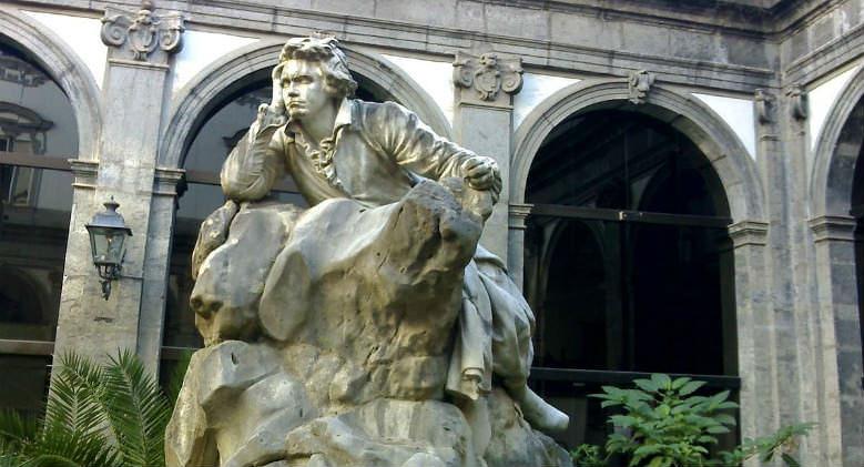 Estátua de Beethoven no claustro do Conservatório Real de Música de San Pietro a Majella em Nápoles