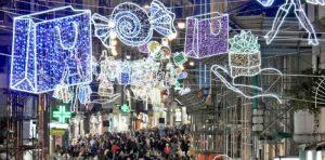 Navidad por la noche en Corso Umberto I: tiendas abiertas hasta última hora de la tarde