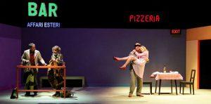 Salida de Fausto Paravidino en el escenario en el teatro Piccolo Bellini