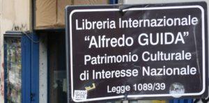 Libreria Guida a Napoli, svendita libri per il fallimento