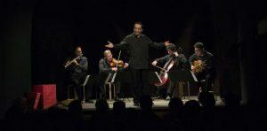 Die Virtuosen von San Martino auf der Bühne im Teatro Sancarluccio mit "Rottami"