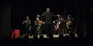 Die Virtuosen von San Martino auf der Bühne des Teatro Sancarluccio mit "Rottami"