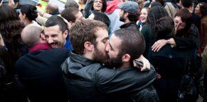 Kiss Me Day, der Flashmob gegen Homophobie in Neapel