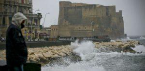 Mal tiempo en Nápoles: el ciclón Venus llega con tormentas y viento helado