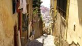 Вы спускаетесь с лестницы: откройте для себя исторические пешеходные тропы Неаполя
