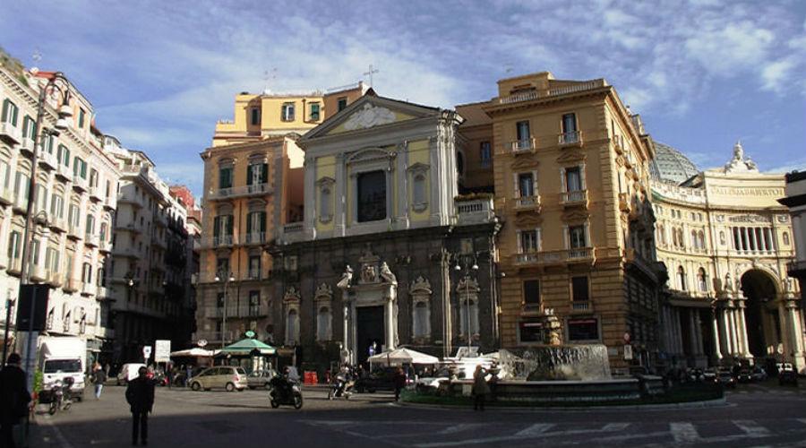 Piazza Trieste und Trient in Neapel