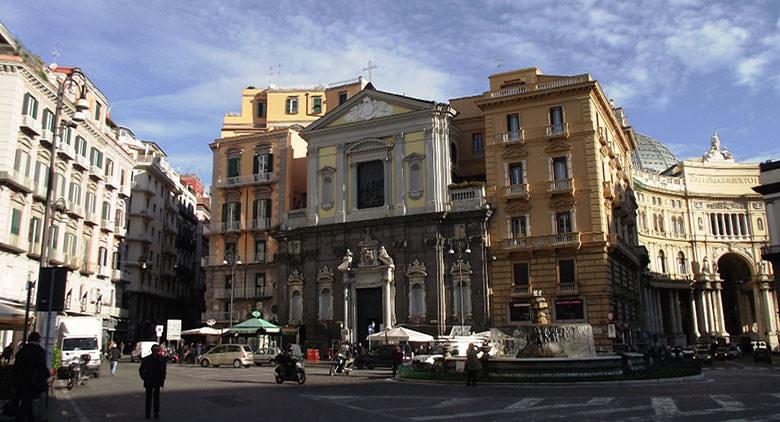ナポリのトリエステ広場とトレント
