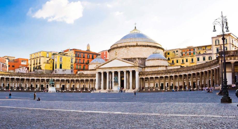 piazza-del-plebiscito-en-nápoles