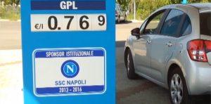Benzinpumpen gesponsert von Neapel: Der blaue Treibstoff für die Fans kommt an