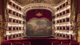 Visita guiada nocturna con aperitivo en el Teatro San Carlo