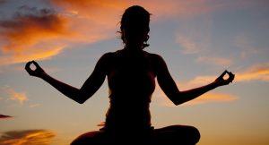 Yoga-Kurse bei Sonnenuntergang in der Bucht von Ieranto