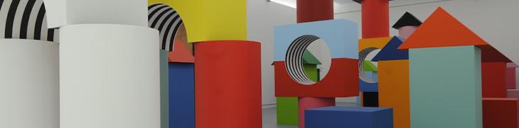 Show als Kinderspiel von Daniel Buren im Madre Museum in Neapel