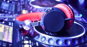 ナポリの無料バンパーティー、DJセットとエレクトロニックミュージック