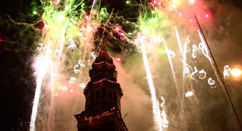 Feuer des Campanile del Carmine in Neapel