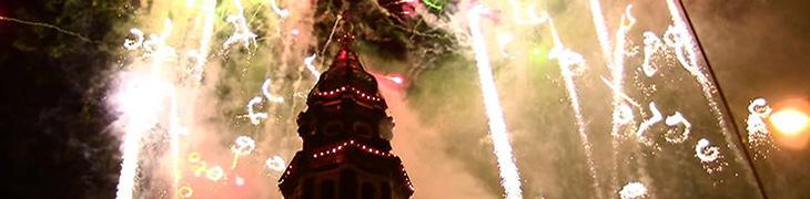 Fuego del campanario de la iglesia del Carmine en Nápoles