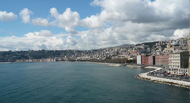 Vila Parthenope fechada à beira-mar de Nápoles