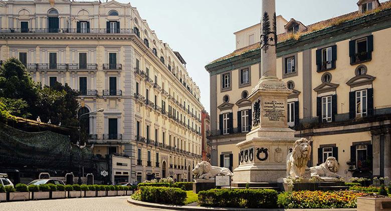 Piazza dei Martiri en Nápoles