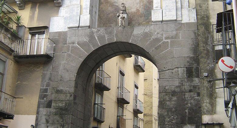 Porta San Gennaro en Nápoles