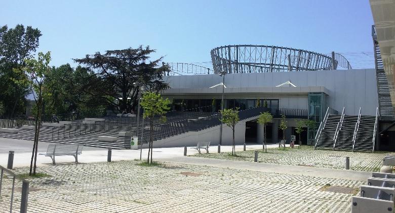 dentro del parque de la fábrica de papel