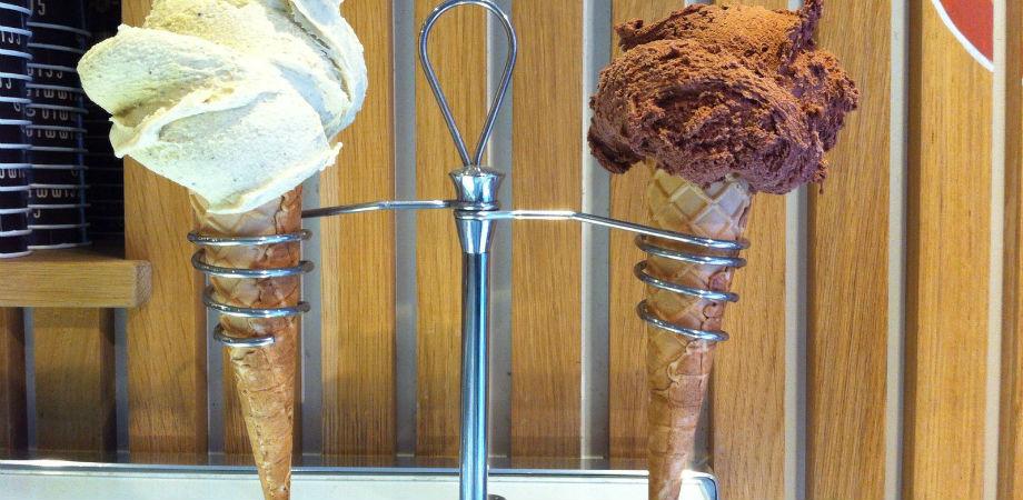 Magasin de crème glacée L'usine de singe Usine Gelateria La scimmia à Naples