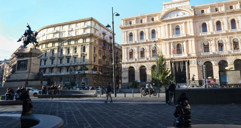 Piazza Giovanni Bovio ou a Bolsa de Valores de Nápoles