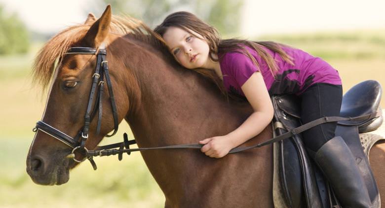 caballo y niña