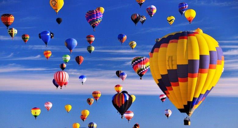 globos de aire caliente en el cielo