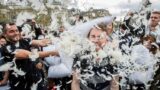 Pillow Fight a Napoli: ritorna la divertente lotta con i cuscini in Piazza del Gesù