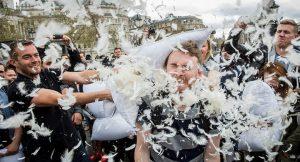 Pillow Fight a Napoli: ritorna la divertente lotta con i cuscini in Piazza del Gesù