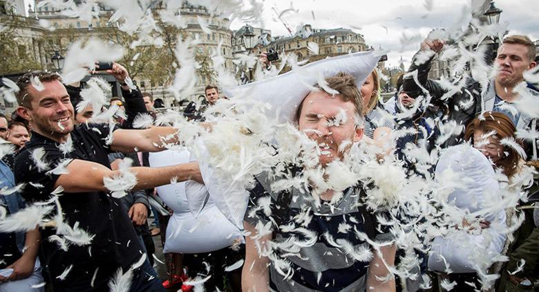 Pillow fight a Napoli