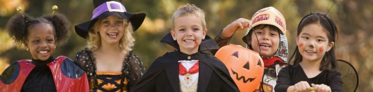 Crianças em trajes de Halloween