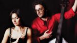 Musique nue en concert à Caserta, un live avec des chansons pop, jazz et rock intenses