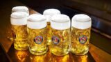 Crostone Canaglia酒店的慕尼黑啤酒节，提供免费啤酒和美味特色菜