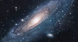 نستكشف الكون والكواكب والسماء المرصعة بالنجوم المعروضة في أوشان في نابولي