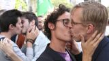 Поцелуй против гомофобии, флешмоб с поцелуями и сердечками на Пьяцца Ванвителли