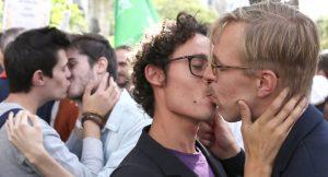 Ein Kuss gegen Homophobie, Flash Mob mit Küssen und Herzen auf der Piazza Vanvitelli