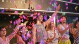 Bus Theater a Piazza del Gesù a Napoli con musica ed esibizioni circensi